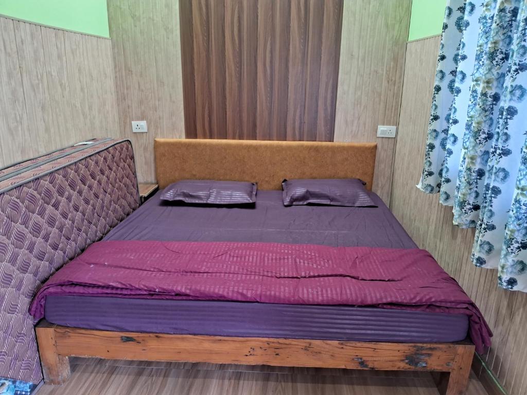 Ένα ή περισσότερα κρεβάτια σε δωμάτιο στο Devbhoomi homestay