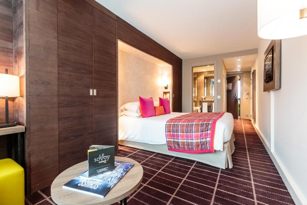 Postel nebo postele na pokoji v ubytování Hotel Le Savoy