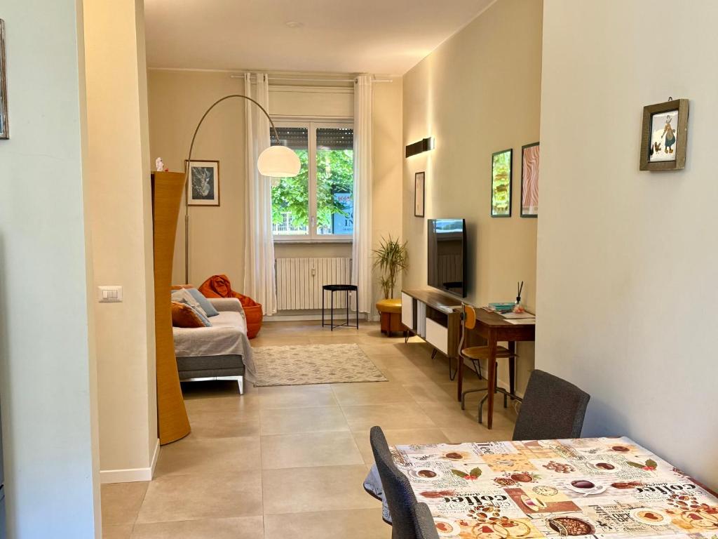 een woonkamer met een bank en een tafel bij Como city apartment Giulio Cesare in Como
