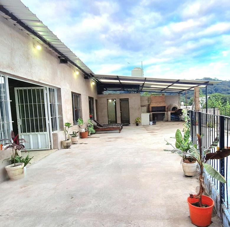 eine Außenterrasse mit Topfpflanzen auf einem Gebäude in der Unterkunft Establo 2 - Casa Vacacional en Jujuy in San Salvador de Jujuy