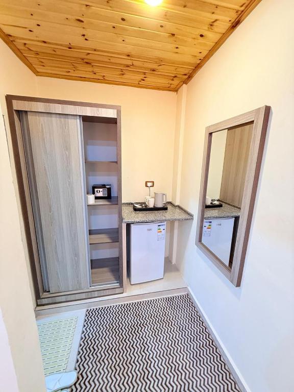 Kuchyň nebo kuchyňský kout v ubytování Ramses Tafilah Lodge نزل رمسيس الطفيلة