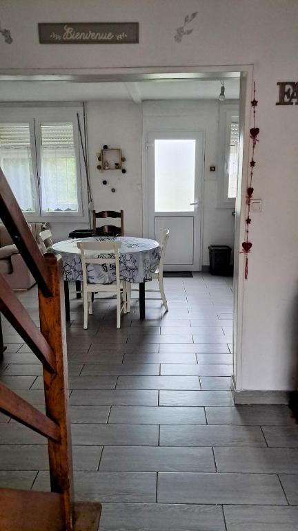une salle à manger avec une table et une table et des chaises dans l'établissement Bienvenue, à Marly