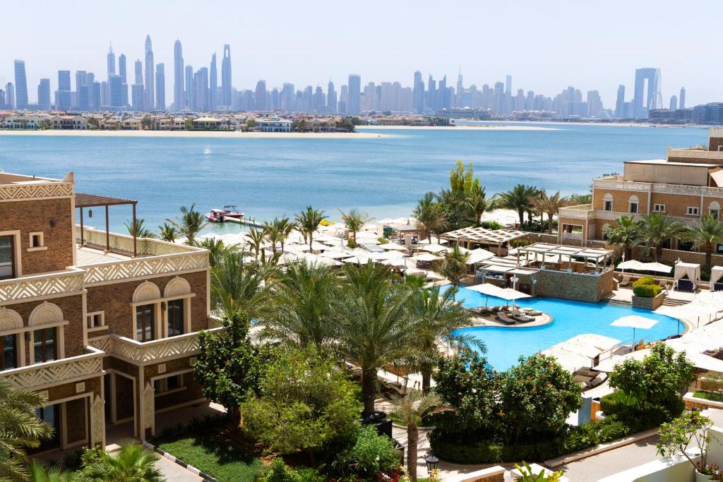 Bazén v ubytování Wyndham Residences The Palm nebo v jeho okolí