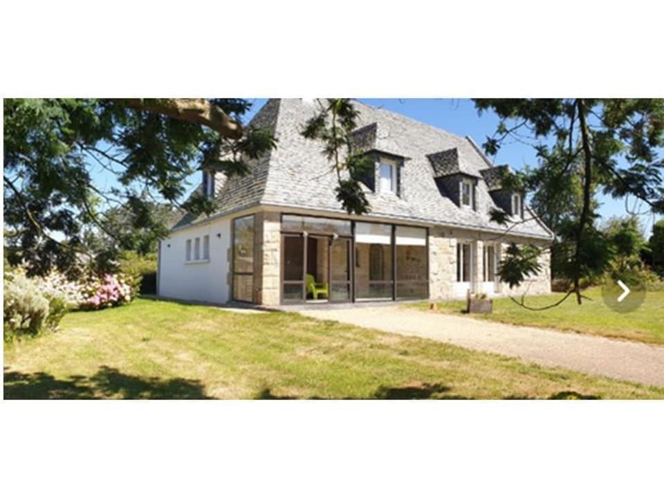 une grande maison blanche avec un grand garage dans l'établissement Plages & GR 10 min à pied - grande maison calme, à Plougasnou