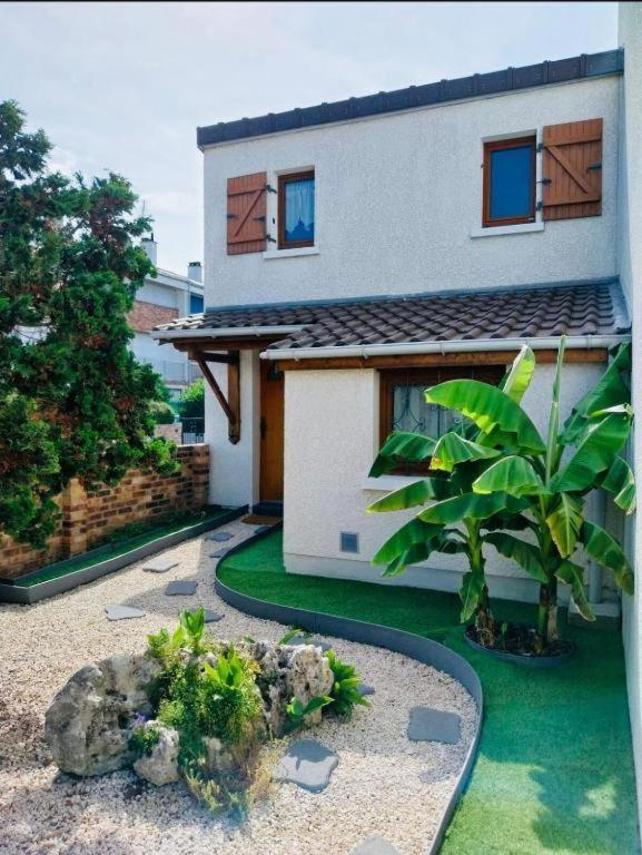 une maison avec un jardin devant dans l'établissement Havre de Paix avec Jardin privatif et Parking Gratuit à 15 min de Versailles, à Montigny-le-Bretonneux