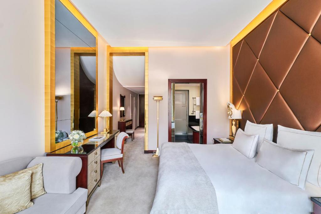 Postel nebo postele na pokoji v ubytování Hôtel Barrière Fouquet's Paris