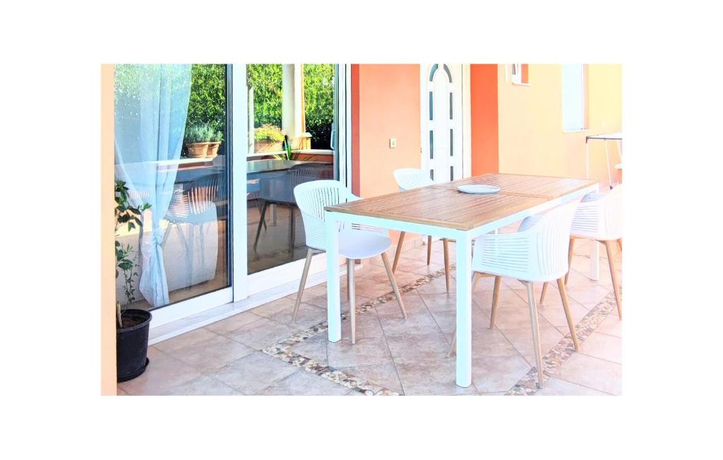 un patio con mesa de comedor y sillas en 2 Bedroom Amazing Home In Zadar, en Zadar