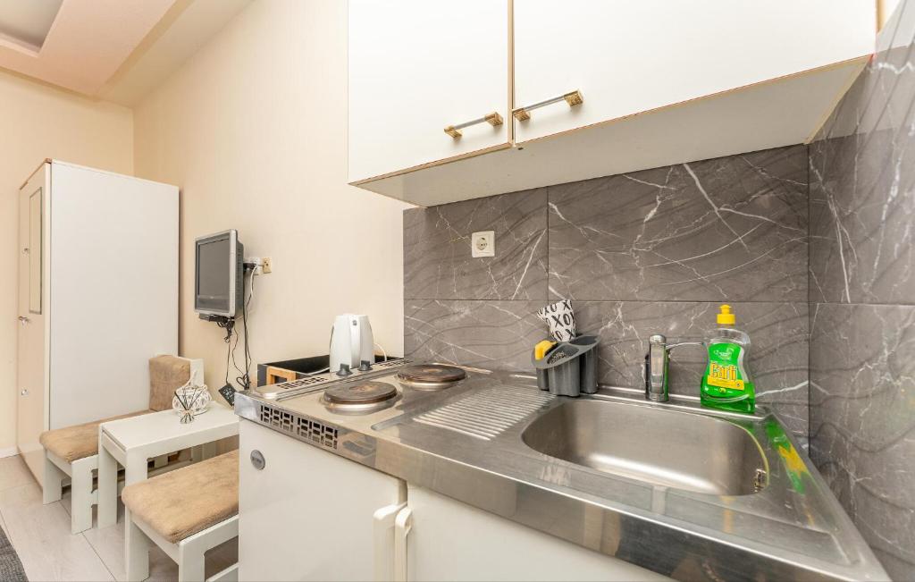 Кухня или мини-кухня в Gorgeous Apartment In Biograd Na Moru
