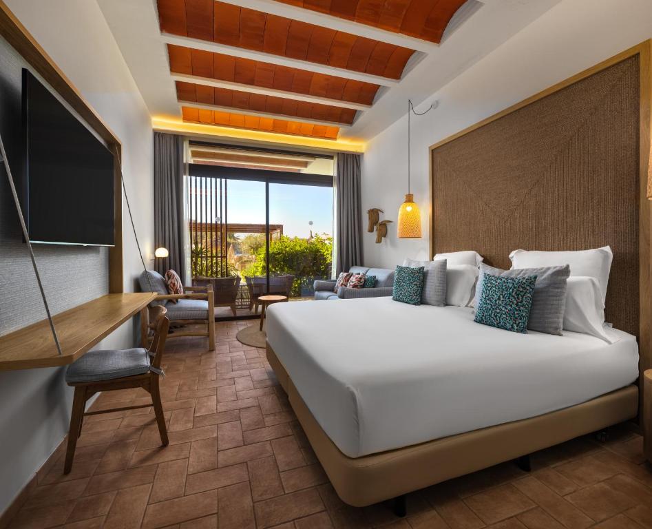 Cala San Miguel Ibiza Resort, Adults only, Curio Collection by Hilton - Habitación Club King Con Vistas Al Mar