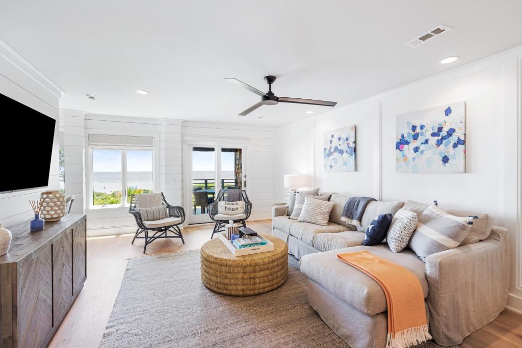 Una sala de estar con un sofá y un televisor de pantalla plana. en 4421 Windswept Villa by Akers Ellis Rentals, en Kiawah Island