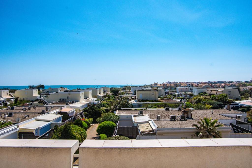 - une vue sur la ville avec ses bâtiments et l'océan dans l'établissement CapNat - Village Naturiste - Port Nature - Le Macumba, au Cap d'Agde
