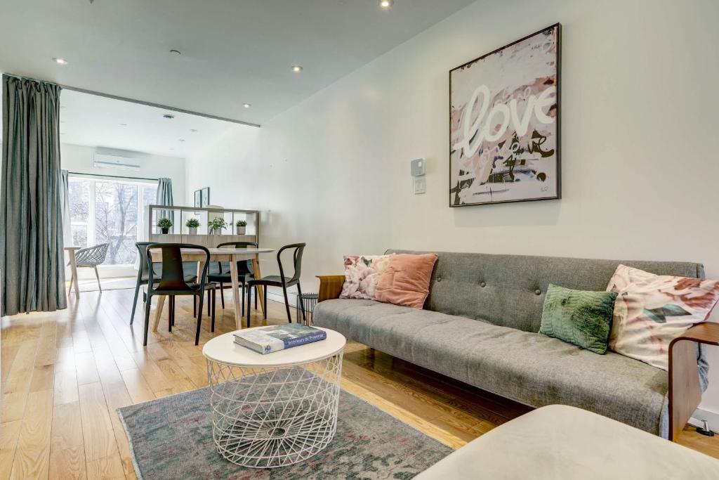 Posezení v ubytování Spacious Group Haven Near Trendy St Laurent