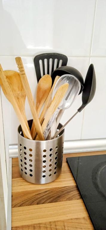 a metal basket filled with utensils on a cutting board at The Seven Seas in Benalmádena