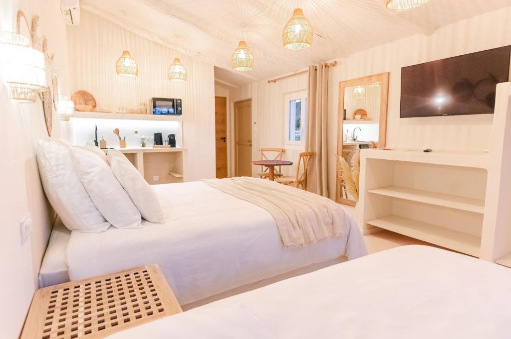 Postel nebo postele na pokoji v ubytování Auberge TAO