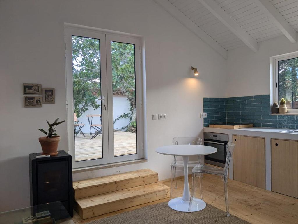 Η κουζίνα ή μικρή κουζίνα στο Entire villa hosted by Noam