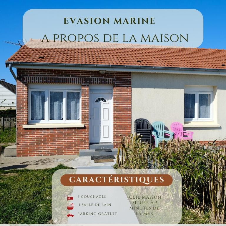 une maison avec deux chaises devant elle dans l'établissement Evasion Marine, Cozy home, à Criel-sur-Mer