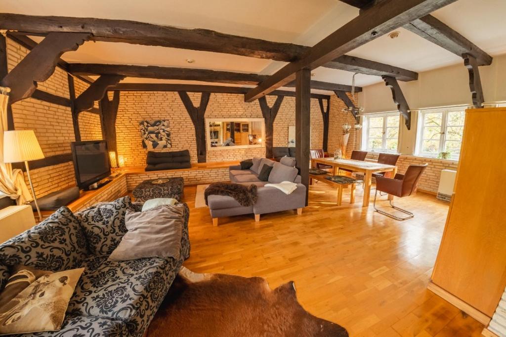 ein Wohnzimmer mit Sofa und Tisch in der Unterkunft Romantische, alte Wassermühle in Rieste