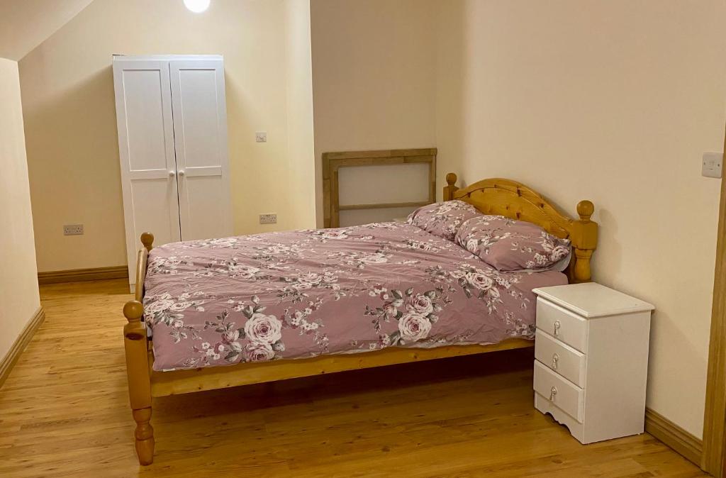 Postel nebo postele na pokoji v ubytování Hillside Studio Apartments