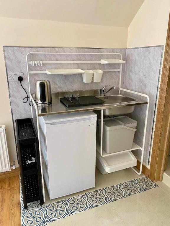 Kuchyň nebo kuchyňský kout v ubytování Hillside Studio Apartments