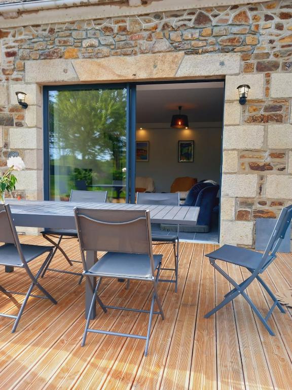 d'une chambre et d'une terrasse avec une table et des chaises. dans l'établissement Country house, 8 people, à Quemper-Guézennec