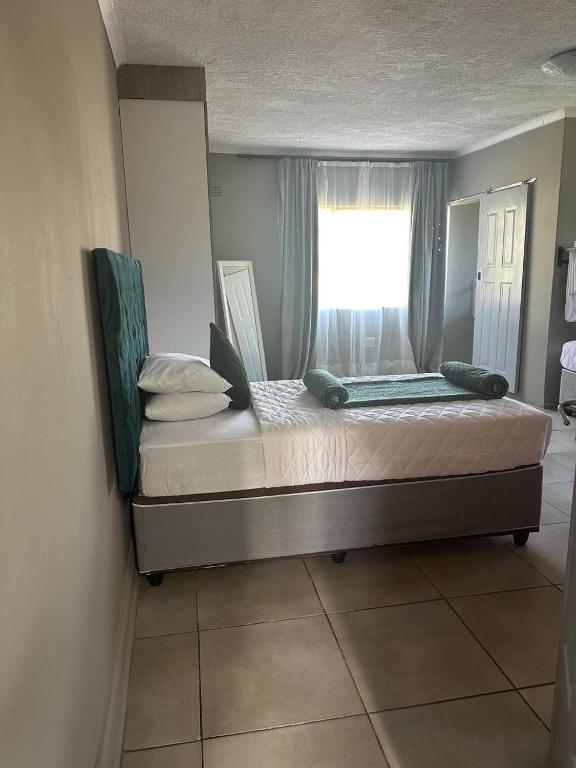 Ένα ή περισσότερα κρεβάτια σε δωμάτιο στο Tranquil Retreat Guest House