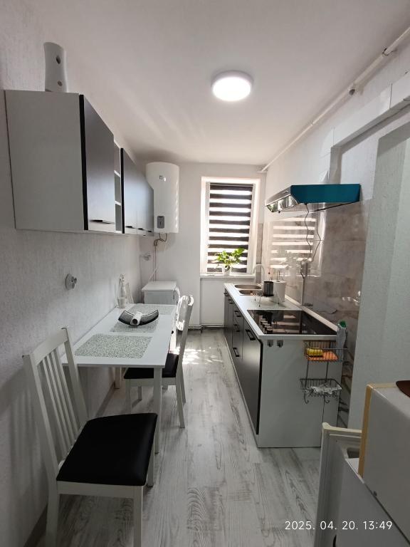 a small kitchen with a table and a counter top at Apartament Flora in Văleni