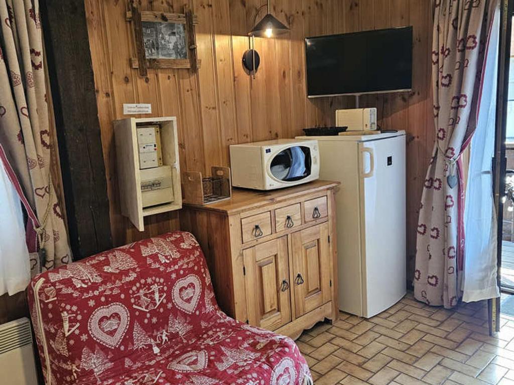 Elle comprend un salon avec un four micro-ondes et un réfrigérateur. dans l'établissement Appartement cosy 4 pers, 50m télécabine & centre, balcon sud, parking, animaux ok - FR-1-676-95, à Châtel