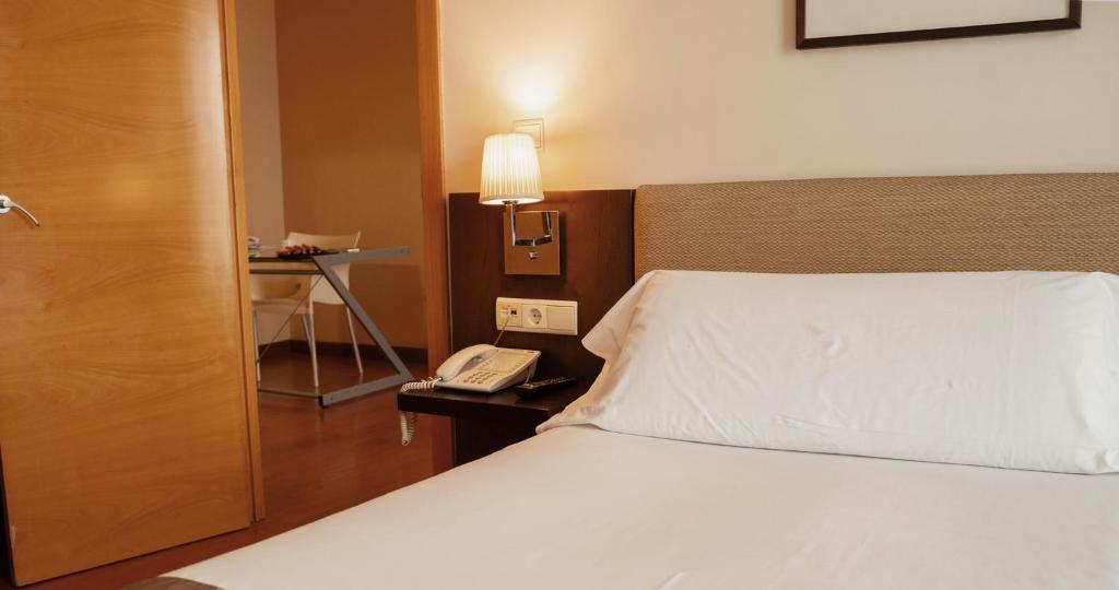 
Family Room (2 Adults + 2 Children)
