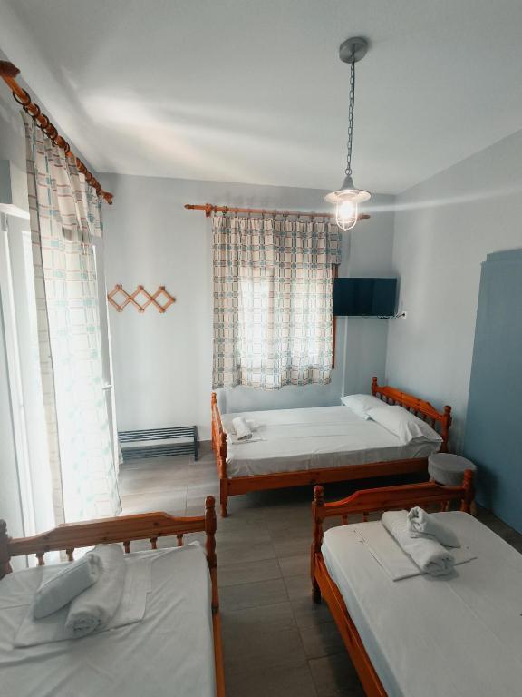 Postel nebo postele na pokoji v ubytování deluxe seaside apartment Konstantinidis