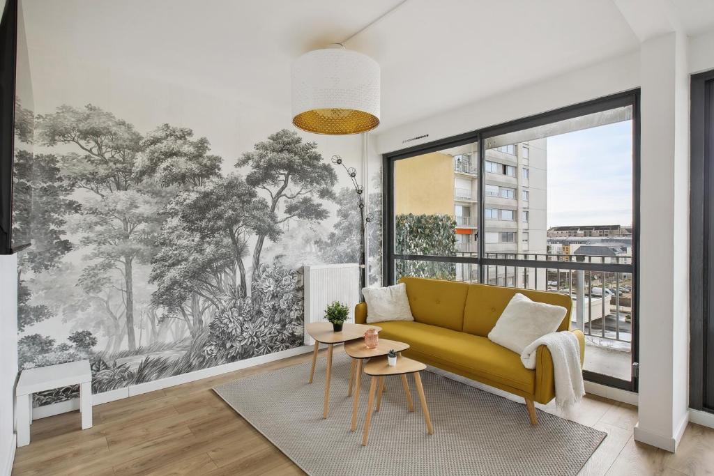 ein Wohnzimmer mit einem gelben Sofa und einem großen Fenster in der Unterkunft Magnifique Chambre dans une collocation design in Rouen