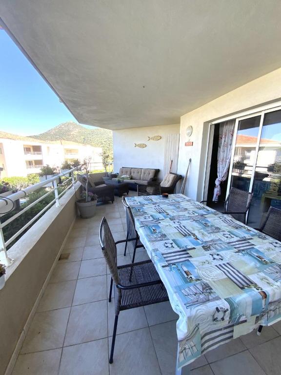 Il dispose d'une terrasse avec une table et des chaises. dans l'établissement Bel appartement à Ile Rousse, à LʼÎle-Rousse