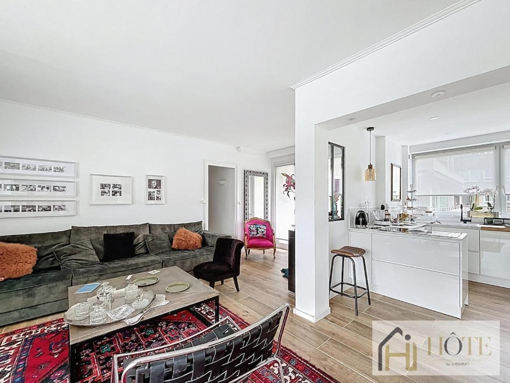 un salon avec un canapé et une table dans l'établissement L'Atelier Lumière-Centre Ville, à Dunkerque