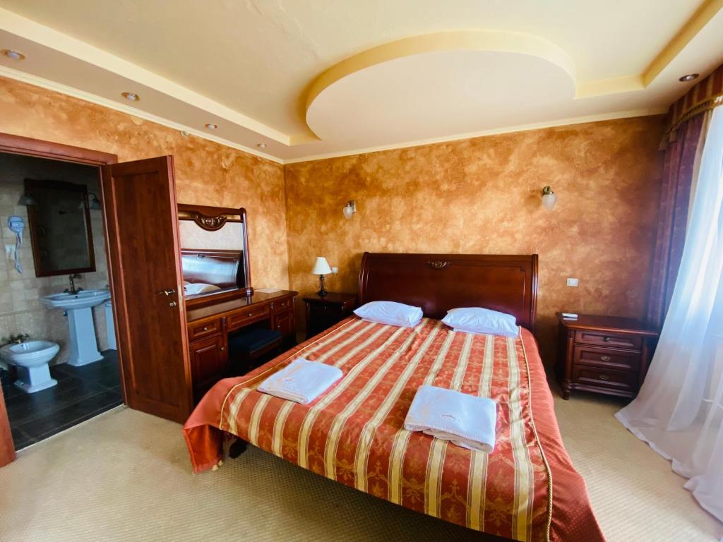 Postel nebo postele na pokoji v ubytování Intourist-Zakarpattia Hotel