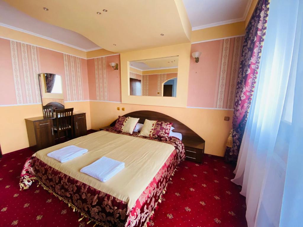 Postel nebo postele na pokoji v ubytování Intourist-Zakarpattia Hotel