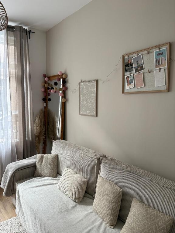 - un salon avec un canapé et un chat dans la fenêtre dans l'établissement Maison cosy pour 2 à 4 personnes, proche de tout, à Boulogne-sur-Mer