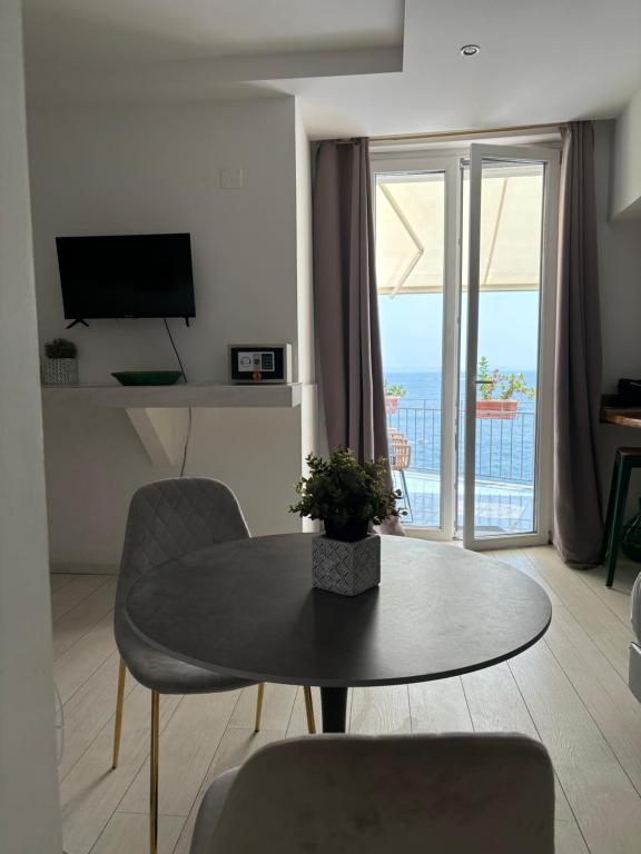 A television and/or entertainment centre at Chez-Lu Ravello