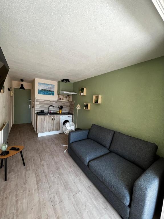 un salon avec un canapé et une table dans l'établissement Studio le sergent, au Cap d'Agde