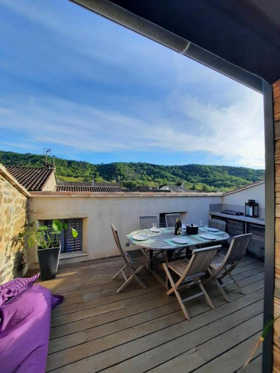 un patio avec une table et des chaises sur une terrasse dans l'établissement Village-heart house with a Tropezian terrace, à Collobrières
