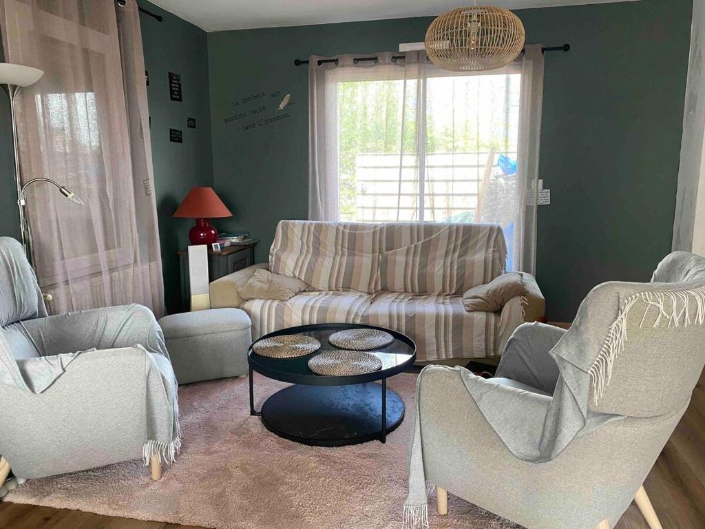 un salon avec un canapé, des chaises et une table dans l'établissement House for your vacation or your colleagues, à Saint-André-des-Eaux
