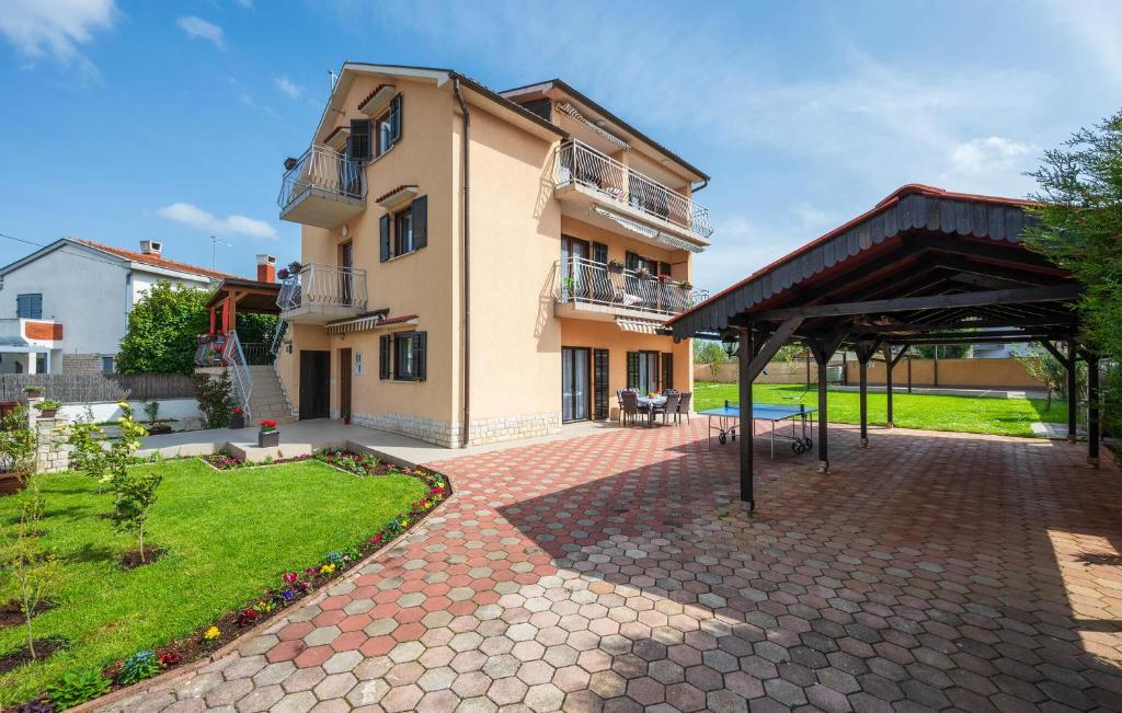 Budova, v ktorej sa apartmán nachádza