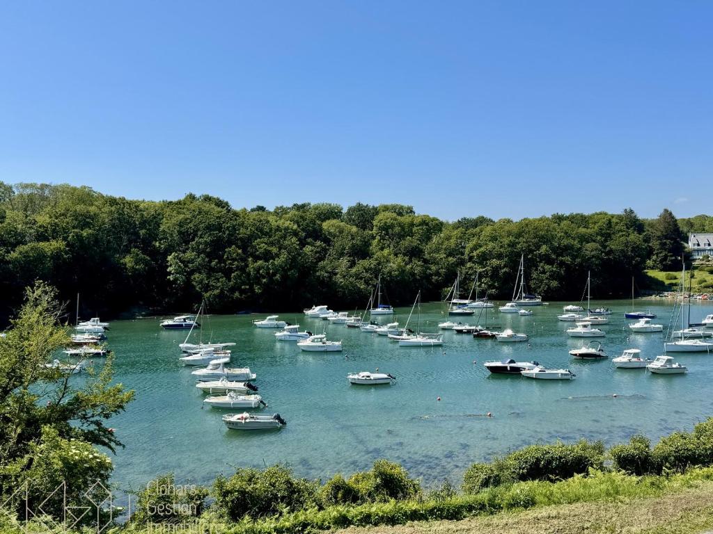 Un tas de bateaux sont assis dans l'eau dans l'établissement Vieux Doëlan, à Clohars-Carnoët