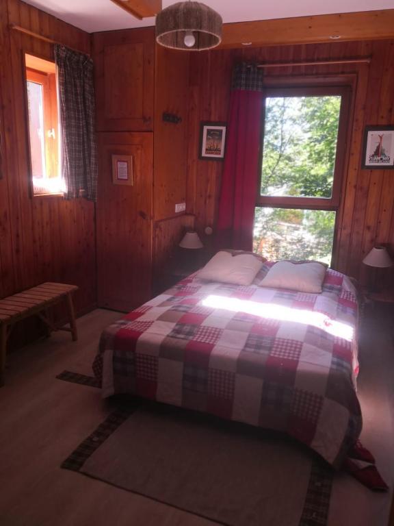 Postel nebo postele na pokoji v ubytování le chalet pointu de capucine