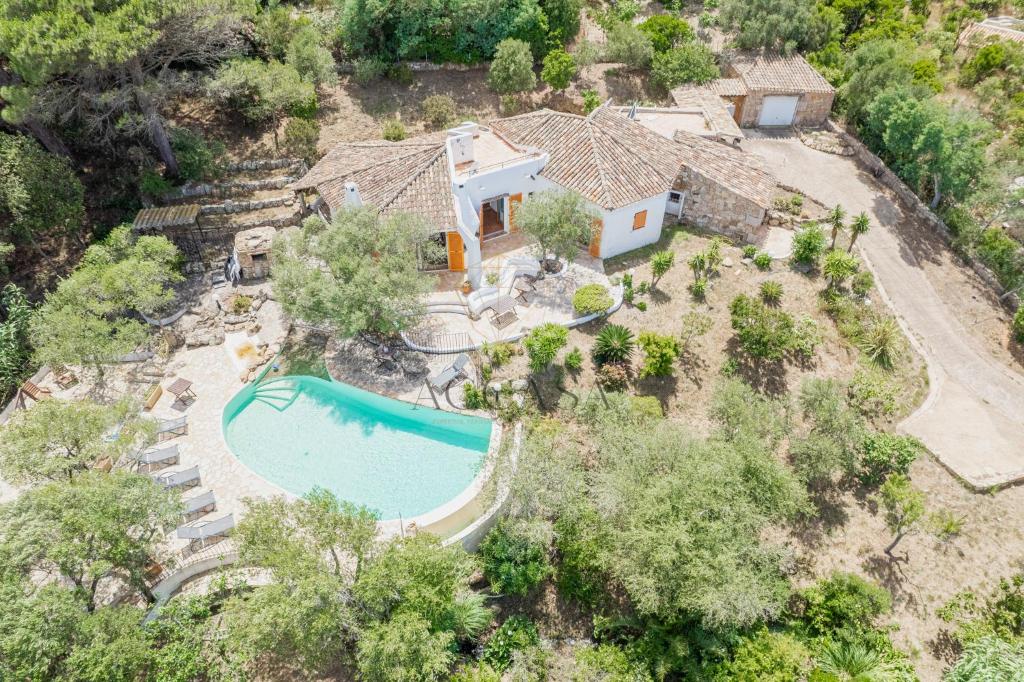 een luchtfoto van een huis met een zwembad bij Villa Mare è Macchia Accasà in Bonifacio