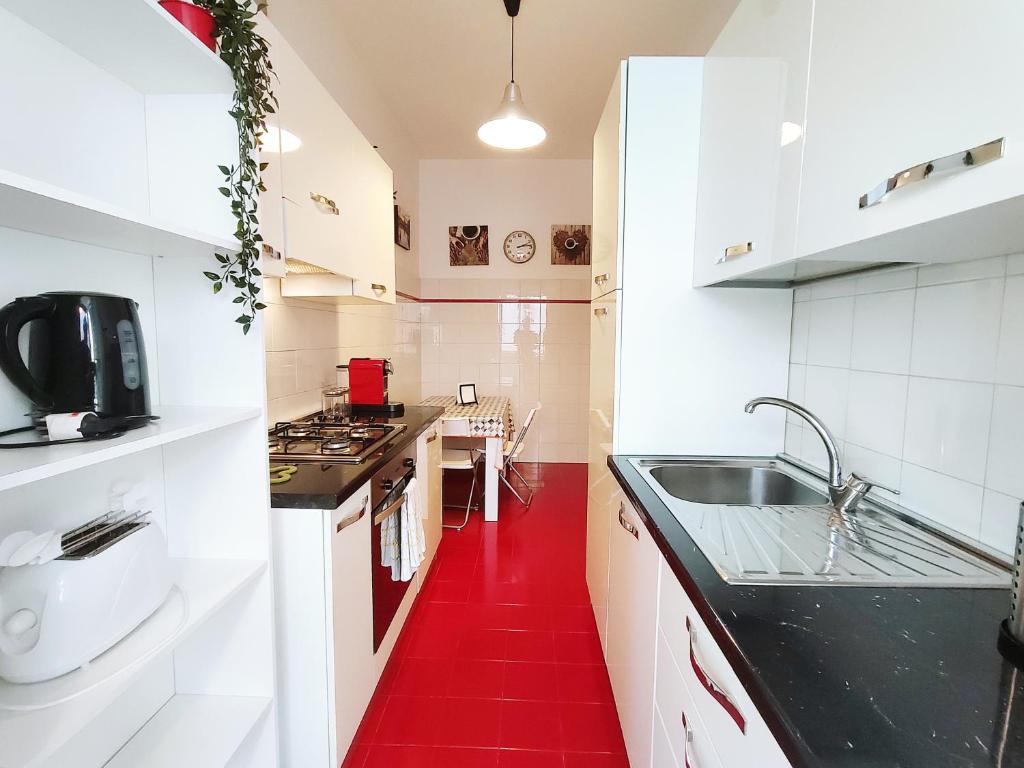 A kitchen or kitchenette at Rome in Style St Peter