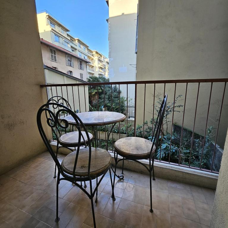 un balcon avec deux chaises et une table sur un balcon dans l'établissement Idéal Central Calme Cosy Chaleureux Zen Appartement Mignon, à Nice