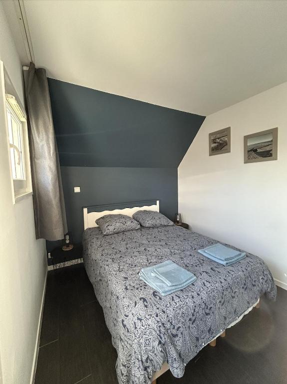 - une chambre avec un lit et 2 plateaux dans l'établissement H02, à Fort-Mahon-Plage
