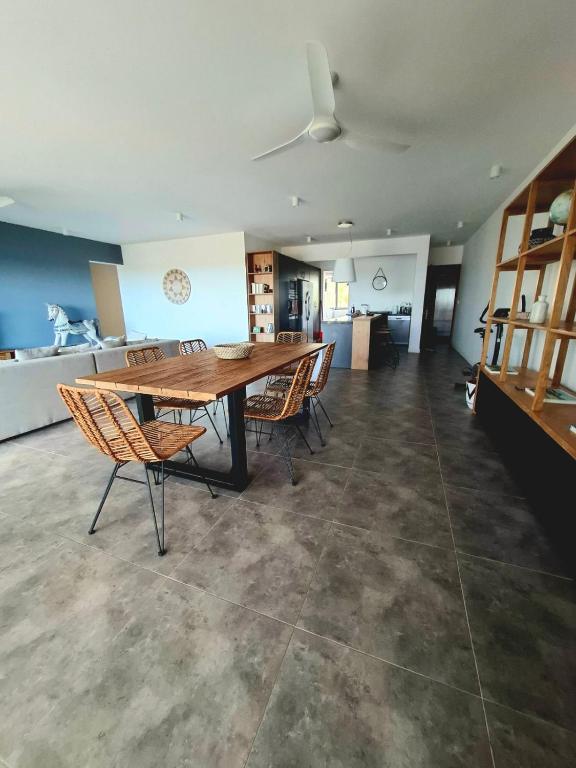 Fotografie z fotogalerie ubytování Superbe appartement avec vue mer et montagnes. v destinaci Tamarin