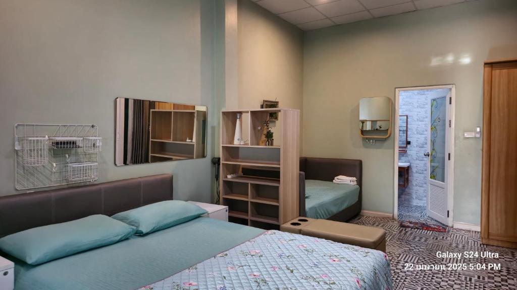 Postel nebo postele na pokoji v ubytování Merit courtyard Suvarnaphumi HOUSE