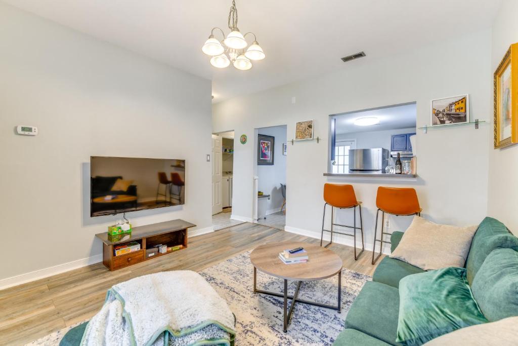 un soggiorno con un divano e un tavolo di 3 Mi to Dtwn WFH-Friendly Richmond Retreat! a Richmond