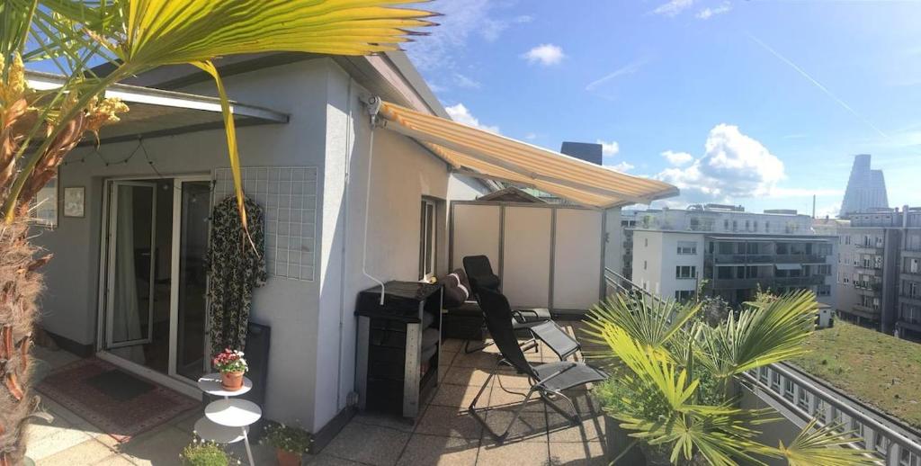 Unique little house on a roof top with a huge terrace close to exhibition square - Resim 1